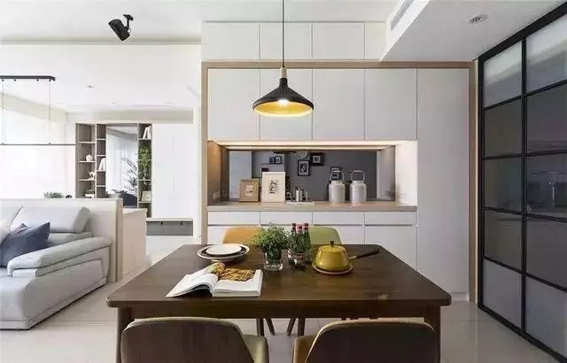 餐邊櫃設計案（àn）例參考，白色（sè）與原木色（sè）的組合，完美！