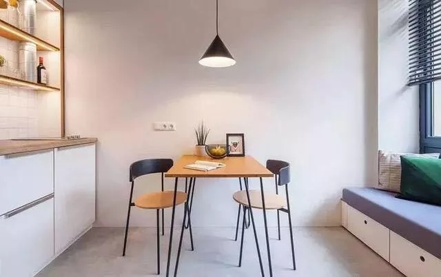 18㎡超小戶型，既有兩層空間，儲物（wù）櫃也可當樓梯